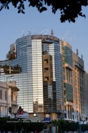 Image du Maroc Professionnelle de  Située sur l'avenue des Forces Armées Royales, le détail du balcon d'un superbe immeuble qui mérite de faire partie de ceux qui sont classés comme patrimoine architectural.. en arrière plan "La Bourse de Casablanca"  Société Anonyme à Conseil d’Administration. Placée sous la tutelle du Ministère de l'Economie et des Finances. Dimanche 22 Février 2009. (Photo / Abdeljalil Bounhar)